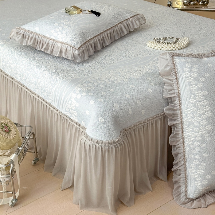 91家纺网 家纺一手货源 找家纺 孩子王家纺 2026新款冰豆豆凉席夏天冰丝席夏季凉感值过0.21可机洗双人床裙款A类母婴级软 花园尼罗淡蓝