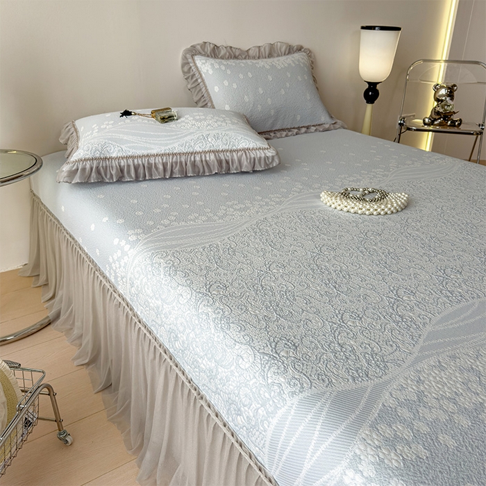 91家纺网 家纺一手货源 找家纺 孩子王家纺 2026新款冰豆豆凉席夏天冰丝席夏季凉感值过0.21可机洗双人床裙款A类母婴级软 花园尼罗淡蓝