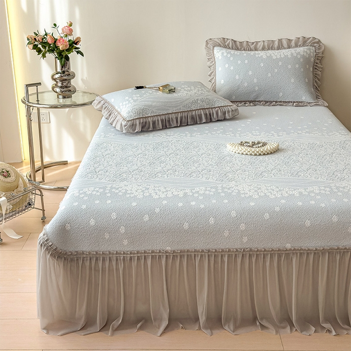 91家纺网 家纺一手货源 找家纺 孩子王家纺 2026新款冰豆豆凉席夏天冰丝席夏季凉感值过0.21可机洗双人床裙款A类母婴级软 花园尼罗淡蓝