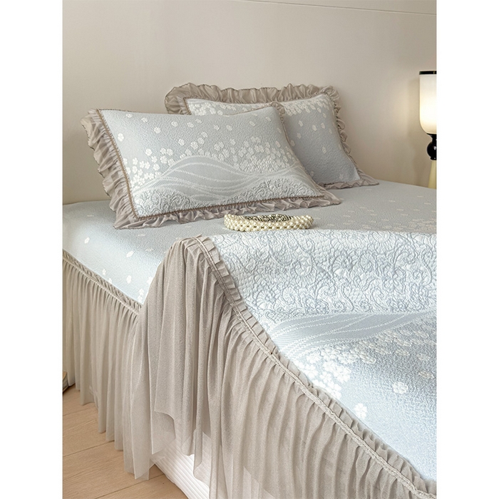 91家纺网 家纺一手货源 找家纺 孩子王家纺 2026新款冰豆豆凉席夏天冰丝席夏季凉感值过0.21可机洗双人床裙款A类母婴级软 花园尼罗淡蓝