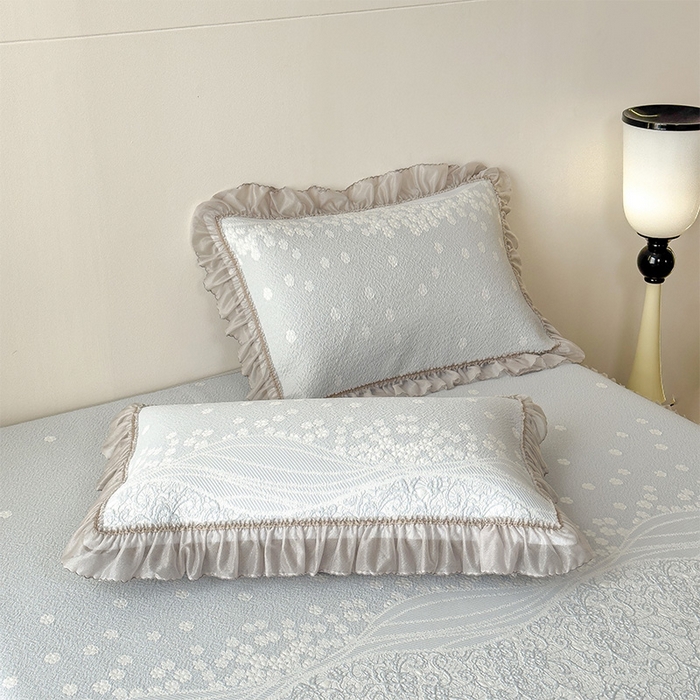 91家纺网 家纺一手货源 找家纺 孩子王家纺 2026新款冰豆豆凉席夏天冰丝席夏季凉感值过0.21可机洗双人床裙款A类母婴级软 花园尼罗淡蓝