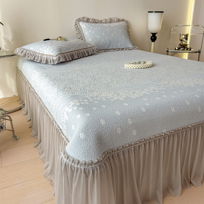 91家纺网 家纺一手货源 找家纺 孩子王家纺 2026新款冰豆豆凉席夏天冰丝席夏季凉感值过0.21可机洗双人床裙款A类母婴级软 花园尼罗淡蓝