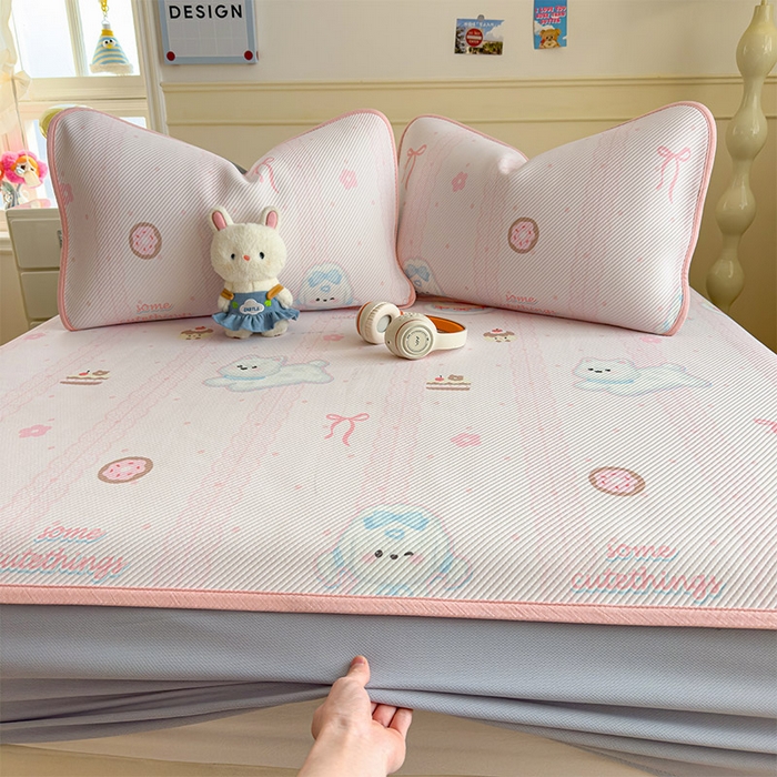 91家纺网 家纺一手货源 找家纺 几禾 2026新款卡通印花凉感凉豆豆凉席系列 萌萌皮皮狗--床笠款