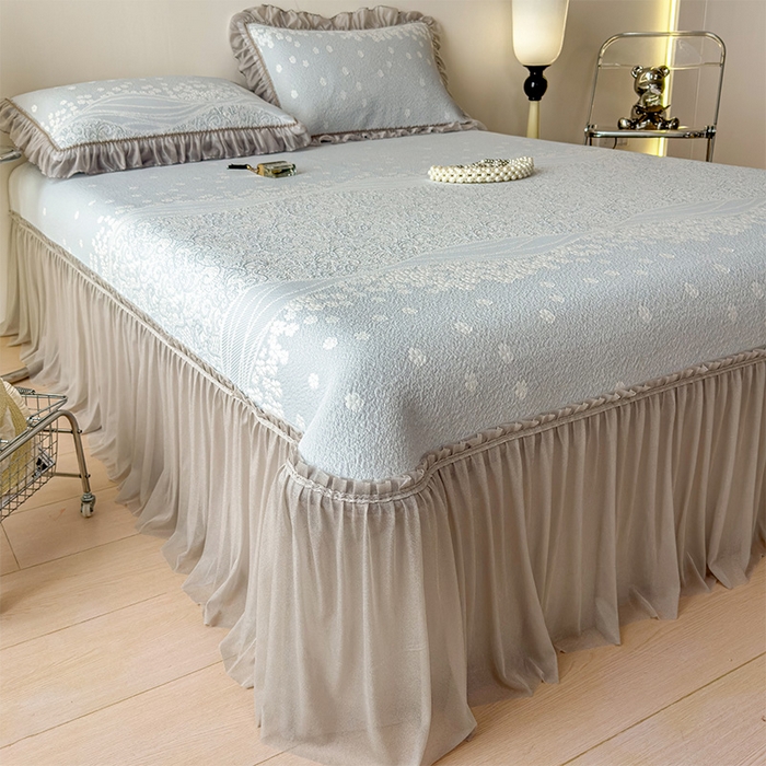 91家纺网 家纺一手货源 找家纺 孩子王家纺 2026新款冰豆豆凉席夏天冰丝席夏季凉感值过0.21可机洗双人床裙款A类母婴级软 花园尼罗淡蓝