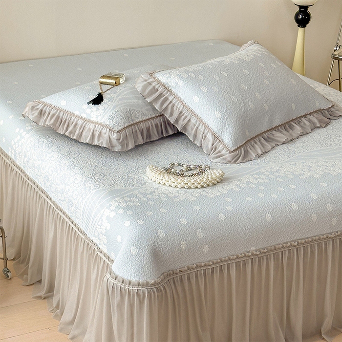 91家纺网 家纺一手货源 找家纺 孩子王家纺 2026新款冰豆豆凉席夏天冰丝席夏季凉感值过0.21可机洗双人床裙款A类母婴级软 花园尼罗淡蓝