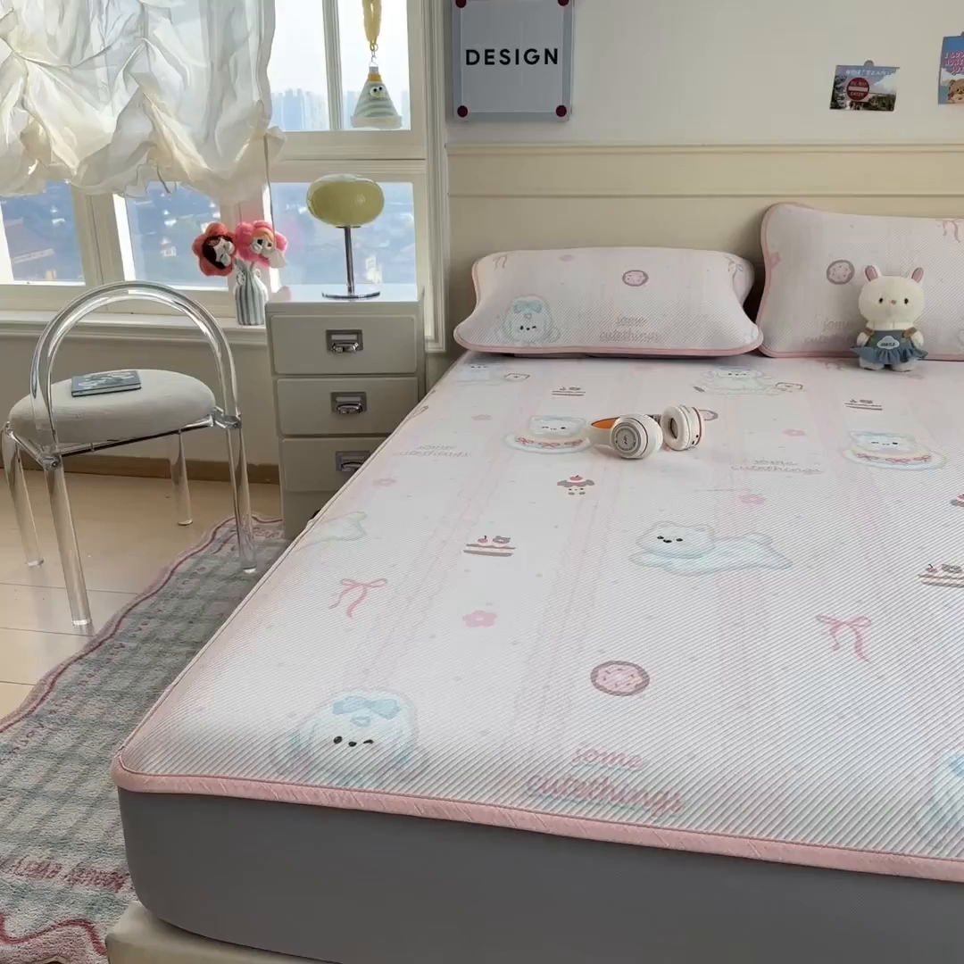 91家纺网 家纺一手货源 找家纺 几禾 2026新款卡通印花凉感凉豆豆凉席系列 萌萌皮皮狗--床笠款