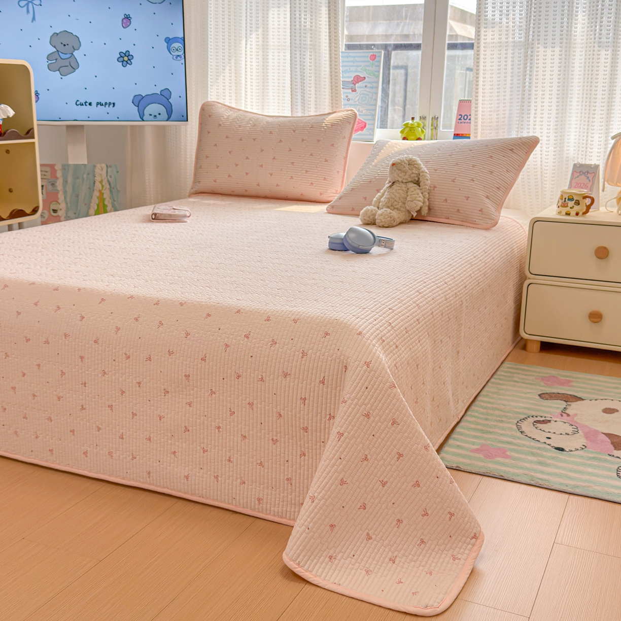 91家纺网 家纺一手货源 找家纺 雅萱家纺 2026新款双面全棉砂洗印花床盖三件套 粉格蝴蝶结