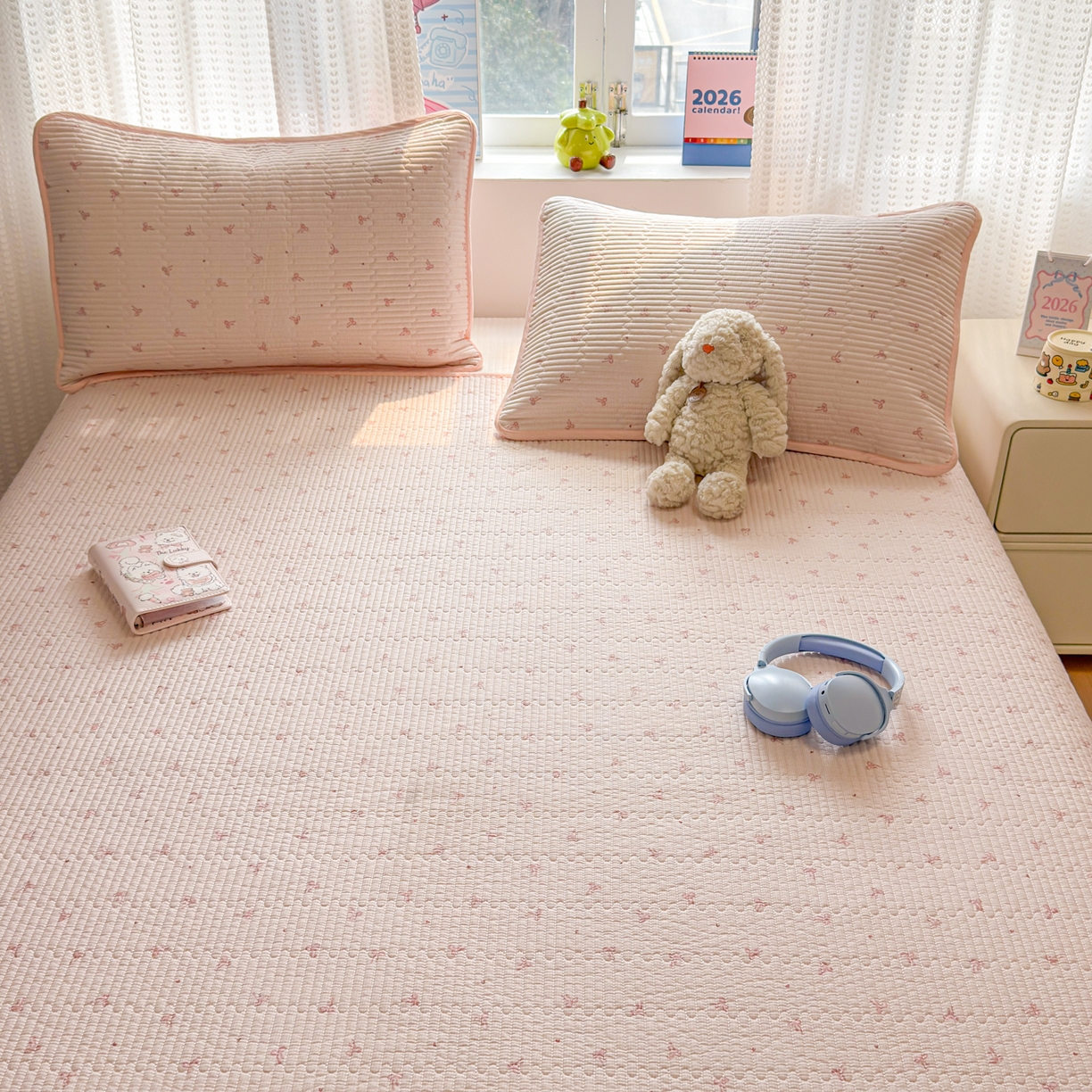 91家纺网 家纺一手货源 找家纺 雅萱家纺 2026新款双面全棉砂洗印花床盖三件套 粉格蝴蝶结