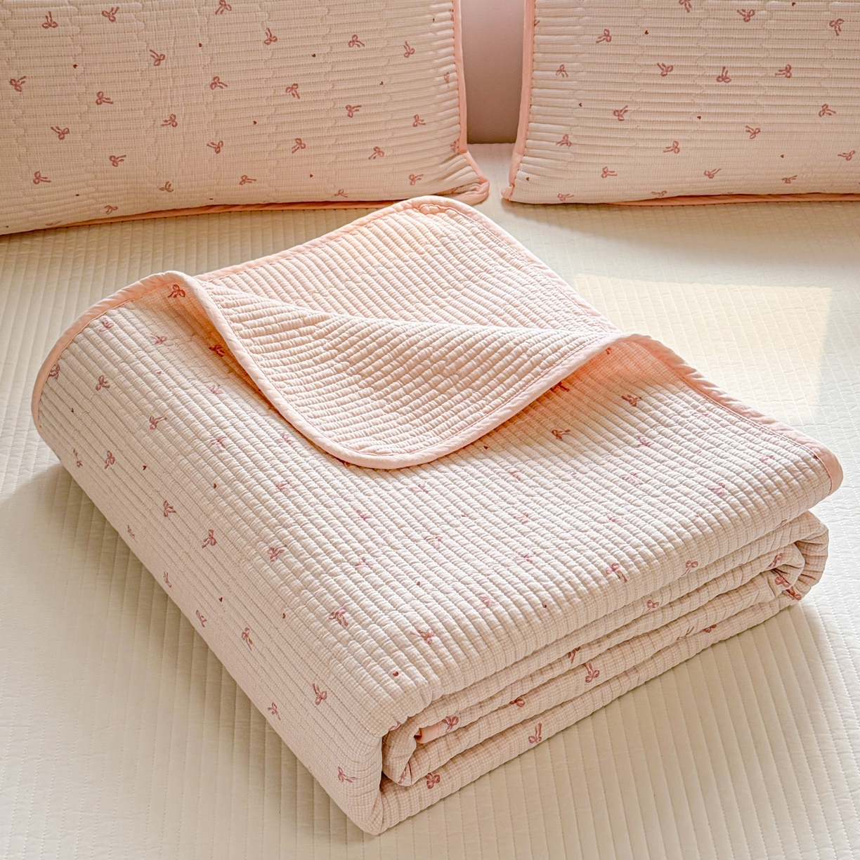 91家纺网 家纺一手货源 找家纺 雅萱家纺 2026新款双面全棉砂洗印花床盖三件套 粉格蝴蝶结