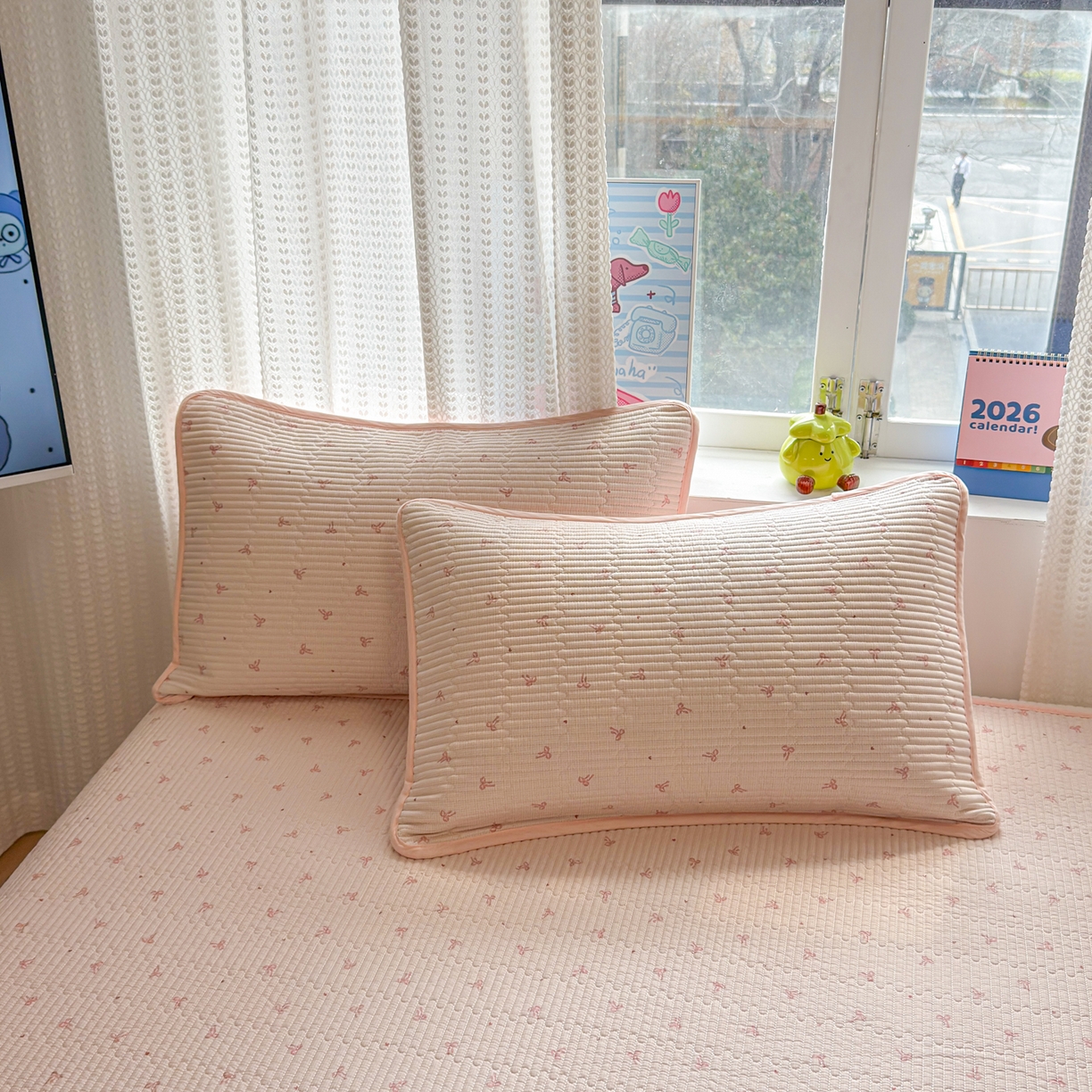 91家纺网 家纺一手货源 找家纺 雅萱家纺 2026新款双面全棉砂洗印花床盖三件套 粉格蝴蝶结