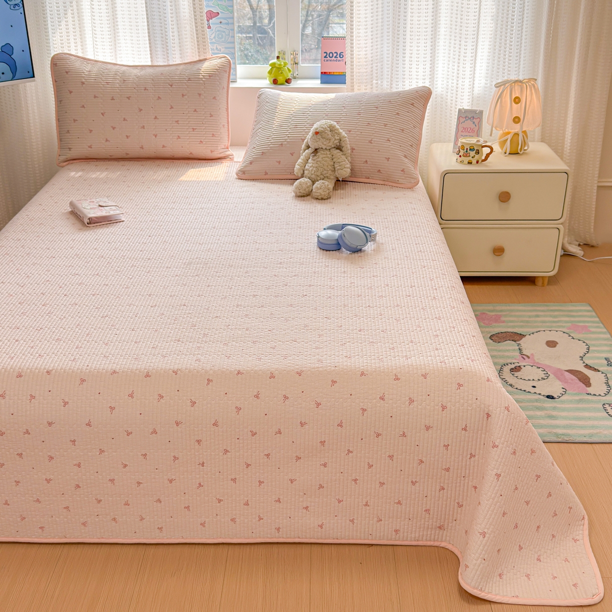 91家纺网 家纺一手货源 找家纺 雅萱家纺 2026新款双面全棉砂洗印花床盖三件套 粉格蝴蝶结