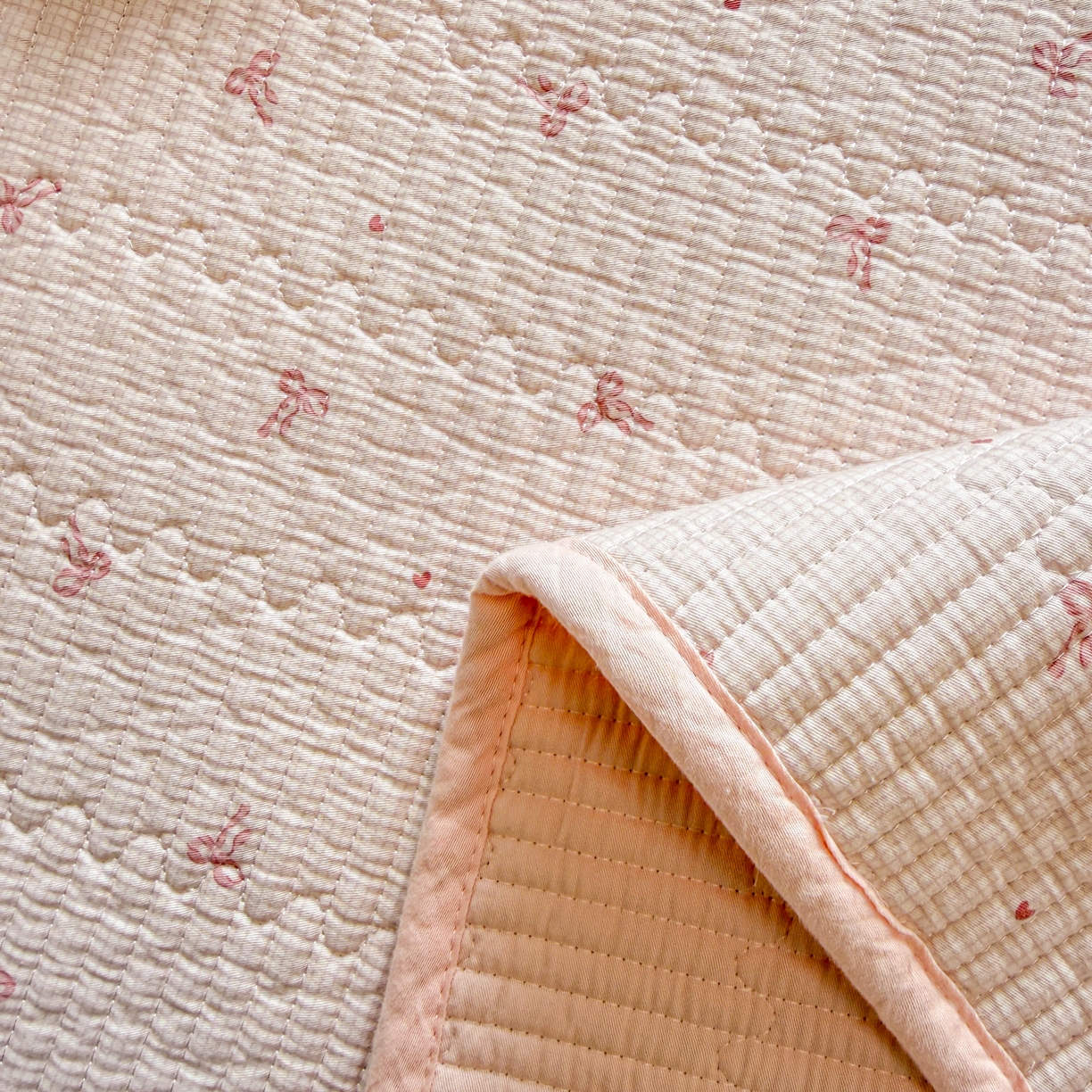 91家纺网 家纺一手货源 找家纺 雅萱家纺 2026新款双面全棉砂洗印花床盖三件套 粉格蝴蝶结