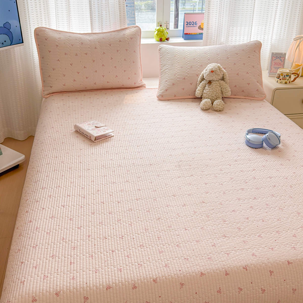 91家纺网 家纺一手货源 找家纺 雅萱家纺 2026新款双面全棉砂洗印花床盖三件套 粉格蝴蝶结