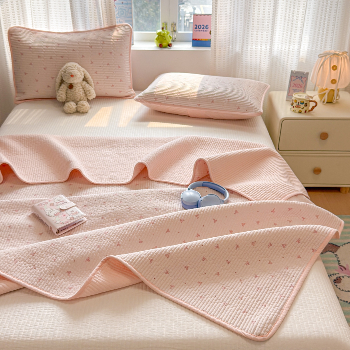 91家纺网 家纺一手货源 找家纺 雅萱家纺 2026新款双面全棉砂洗印花床盖三件套 粉格蝴蝶结