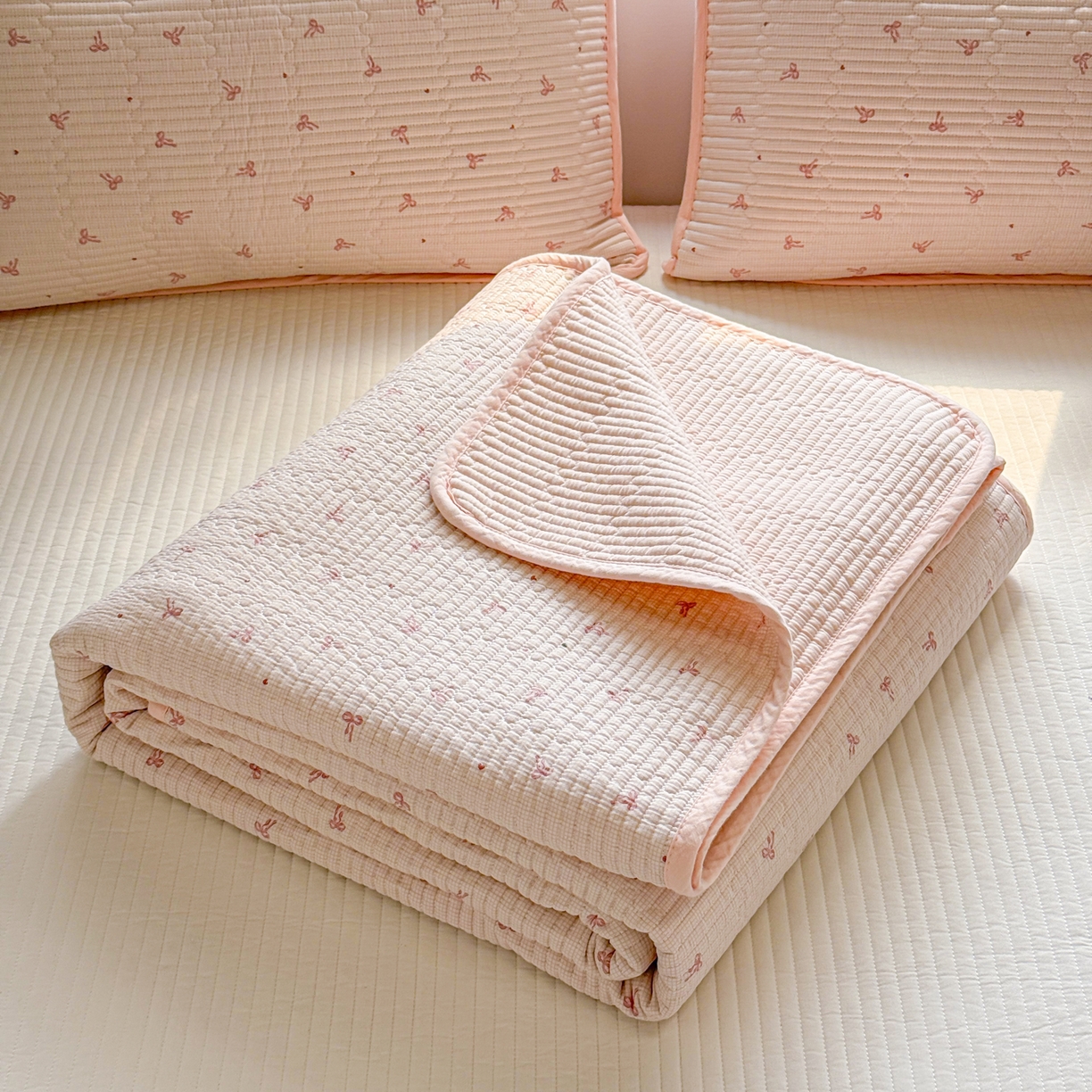 91家纺网 家纺一手货源 找家纺 雅萱家纺 2026新款双面全棉砂洗印花床盖三件套 粉格蝴蝶结