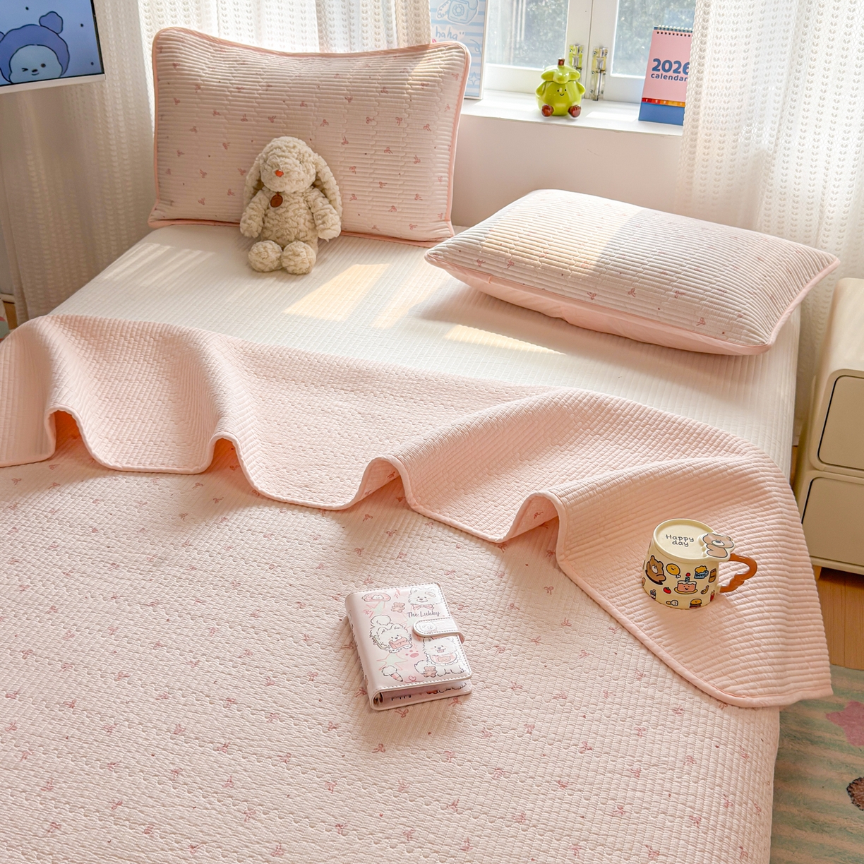 91家纺网 家纺一手货源 找家纺 雅萱家纺 2026新款双面全棉砂洗印花床盖三件套 粉格蝴蝶结