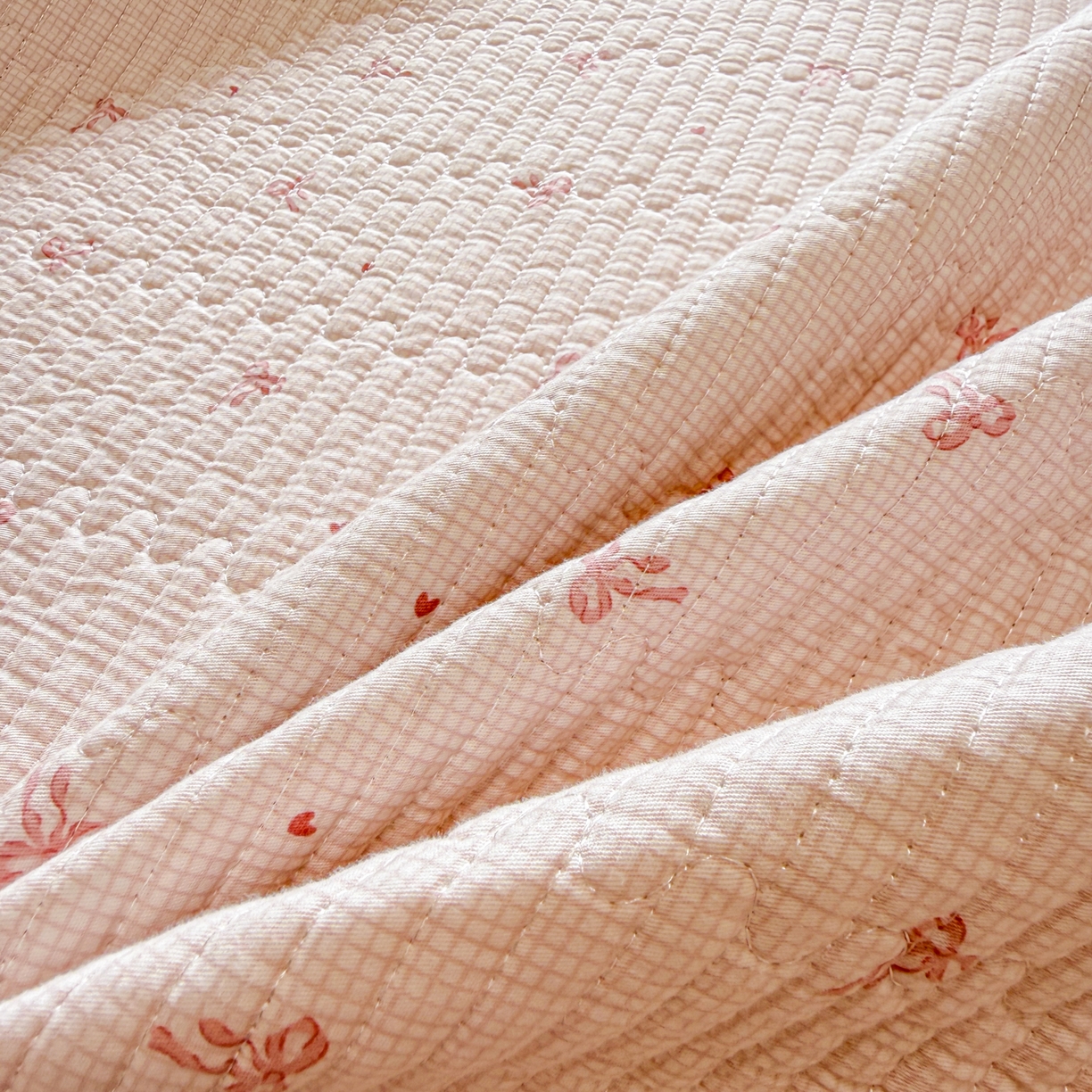 91家纺网 家纺一手货源 找家纺 雅萱家纺 2026新款双面全棉砂洗印花床盖三件套 粉格蝴蝶结