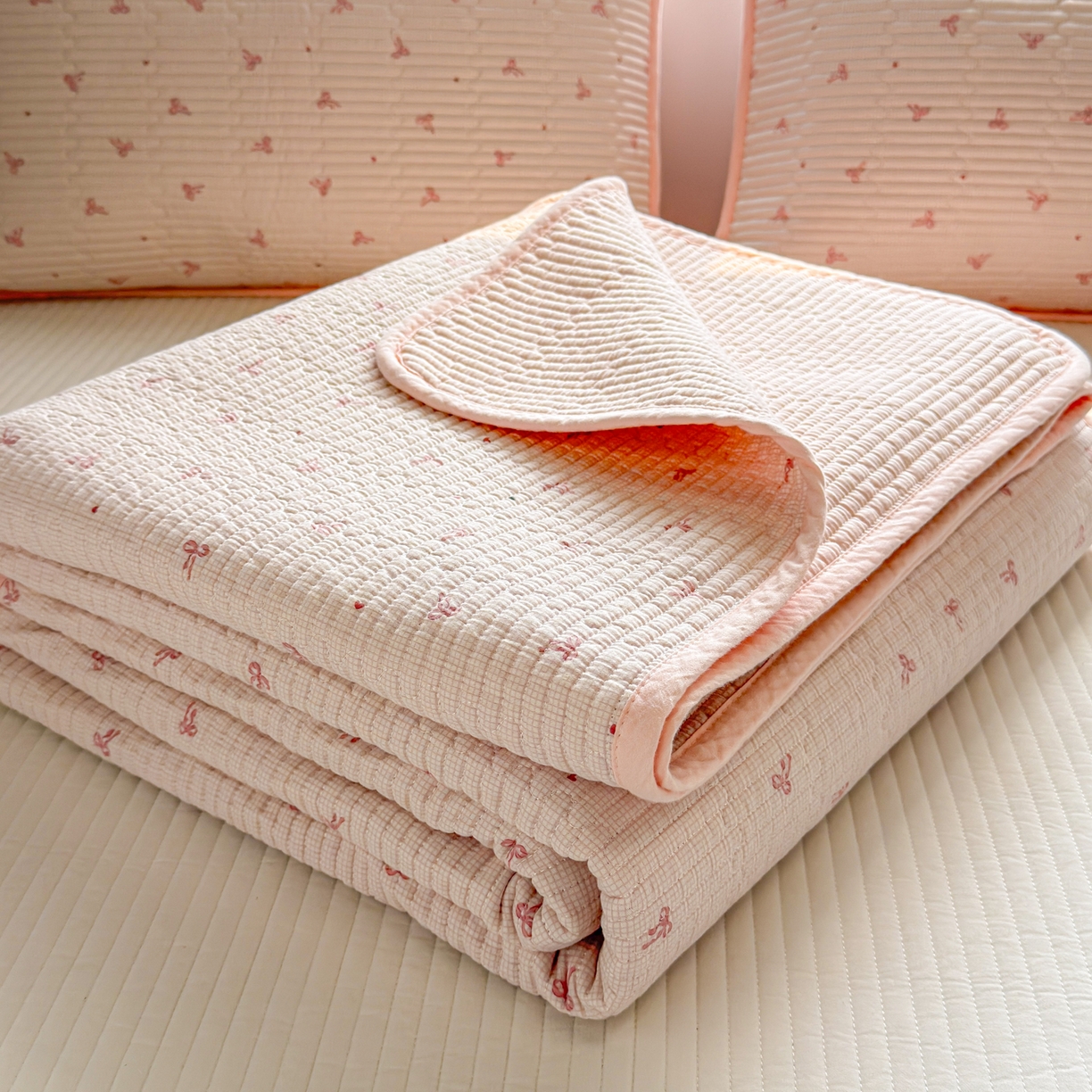 91家纺网 家纺一手货源 找家纺 雅萱家纺 2026新款双面全棉砂洗印花床盖三件套 粉格蝴蝶结