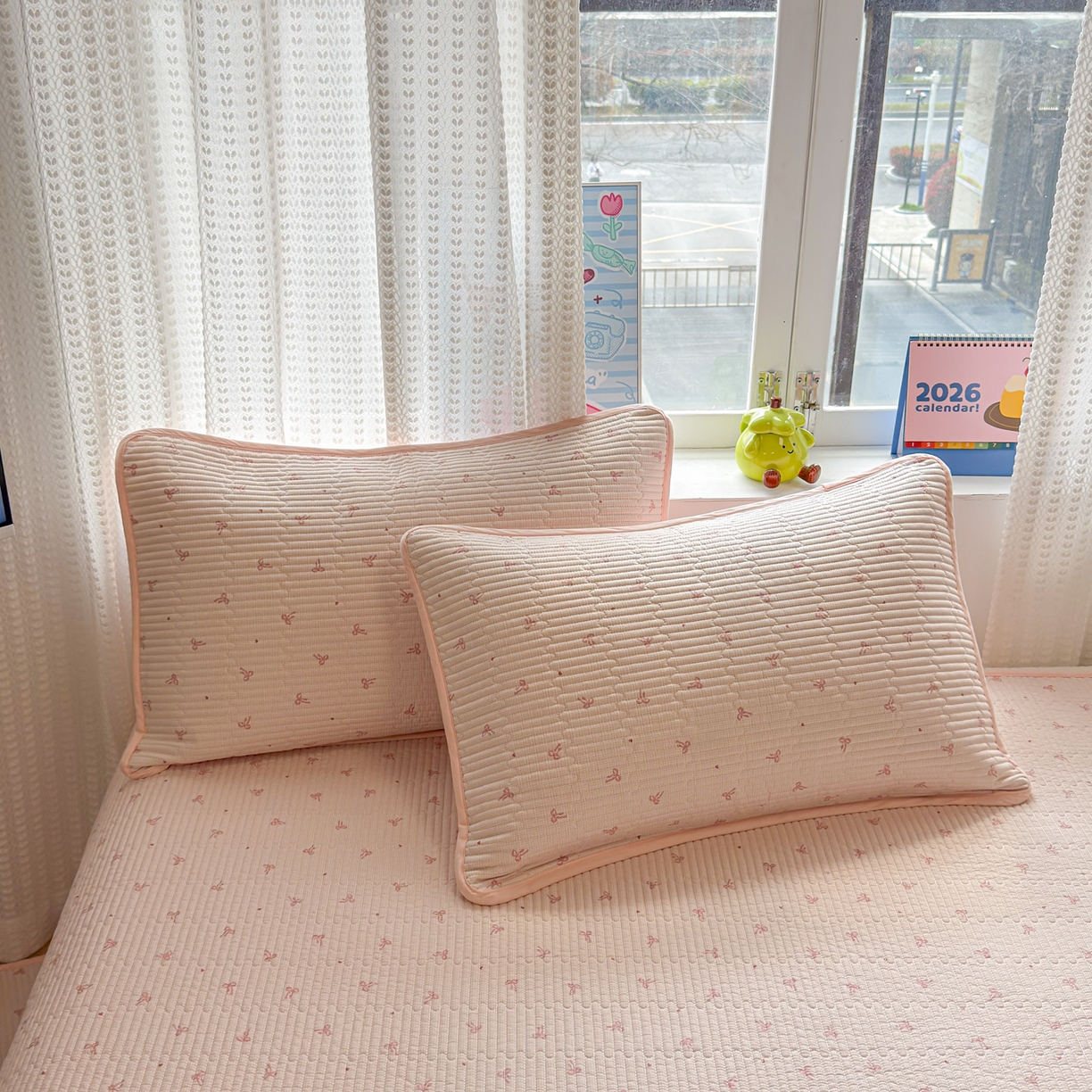 91家纺网 家纺一手货源 找家纺 雅萱家纺 2026新款双面全棉砂洗印花床盖三件套 粉格蝴蝶结