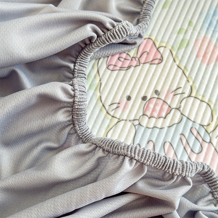 91家纺网 家纺一手货源 找家纺 几禾 2026新款卡通印花凉感凉豆豆凉席系列 奶茶布丁--床笠款