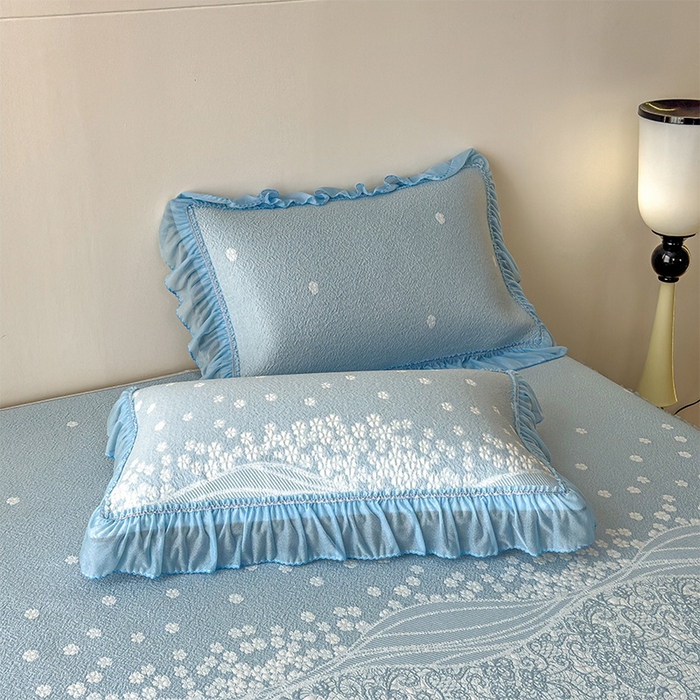 91家纺网 家纺一手货源 找家纺 孩子王家纺 2026新款冰豆豆凉席夏天冰丝席夏季凉感值过0.21可机洗双人床裙款A类母婴级软 花园星雾蓝