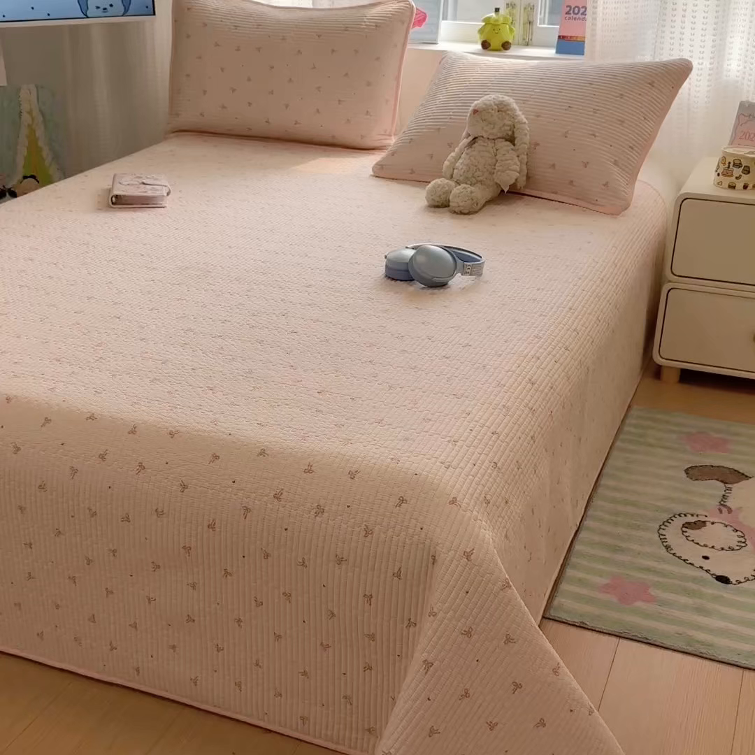 91家纺网 家纺一手货源 找家纺 雅萱家纺 2026新款双面全棉砂洗印花床盖三件套 粉格蝴蝶结