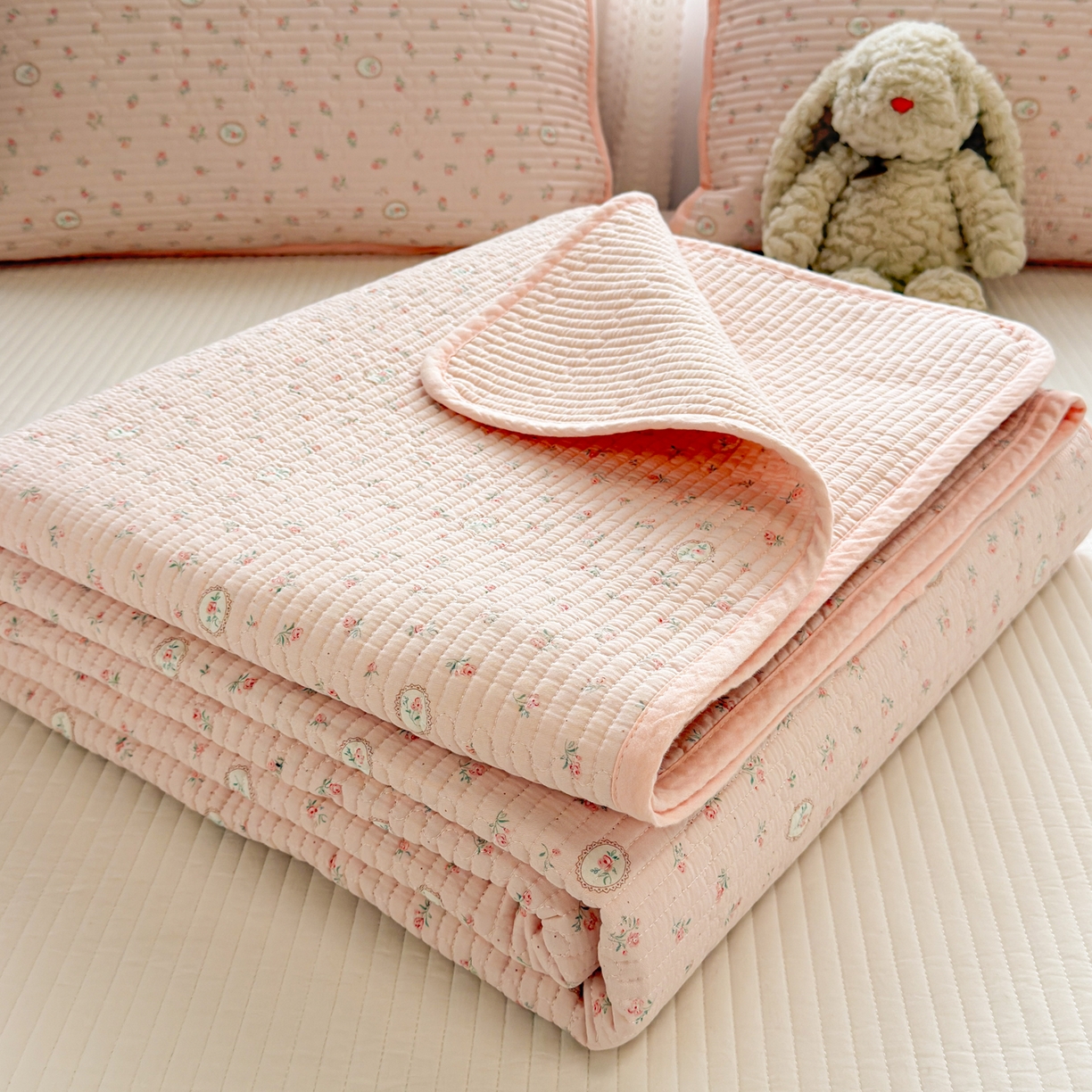 91家纺网 家纺一手货源 找家纺 雅萱家纺 2026新款双面全棉砂洗印花床盖三件套 粉色蔷薇