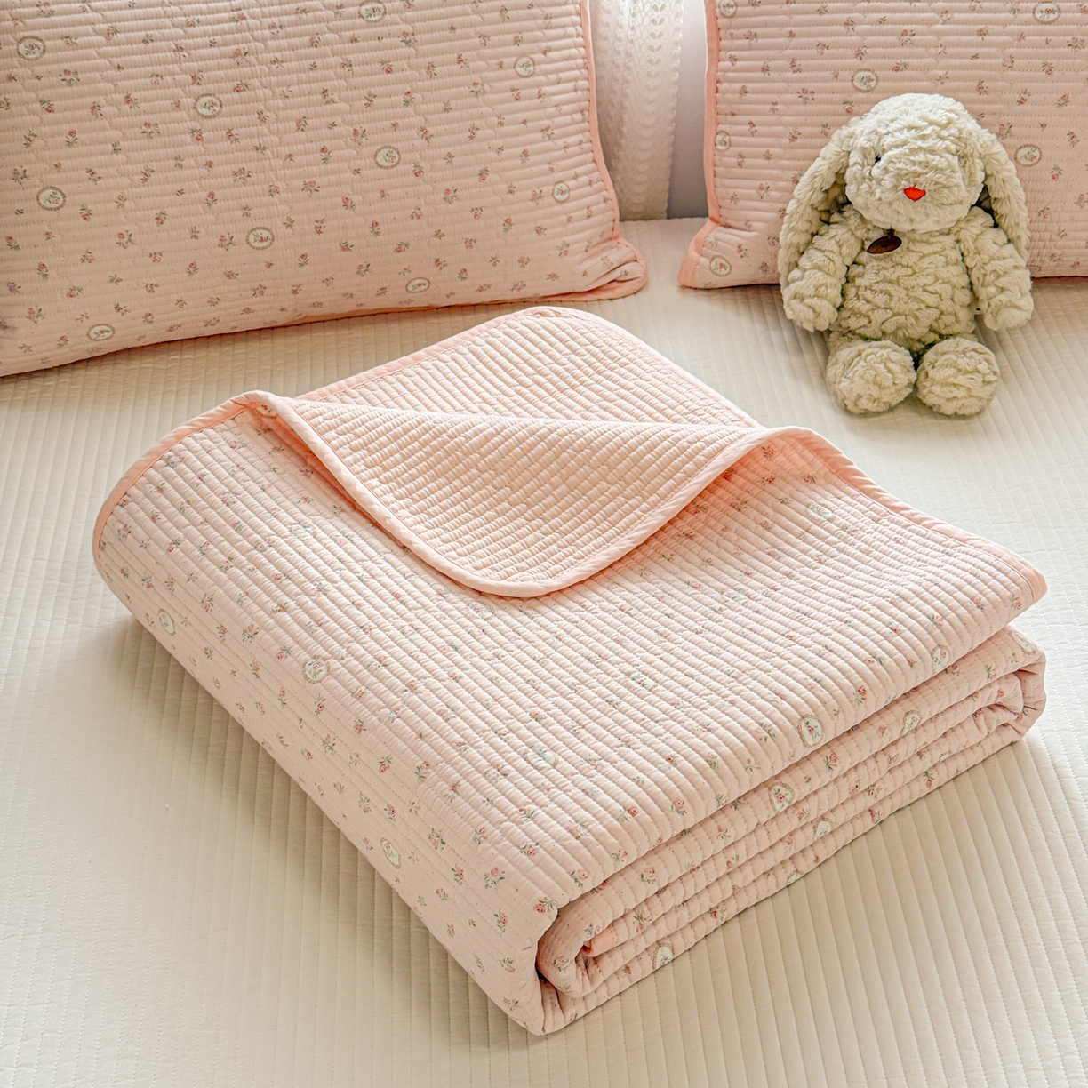 91家纺网 家纺一手货源 找家纺 雅萱家纺 2026新款双面全棉砂洗印花床盖三件套 粉色蔷薇