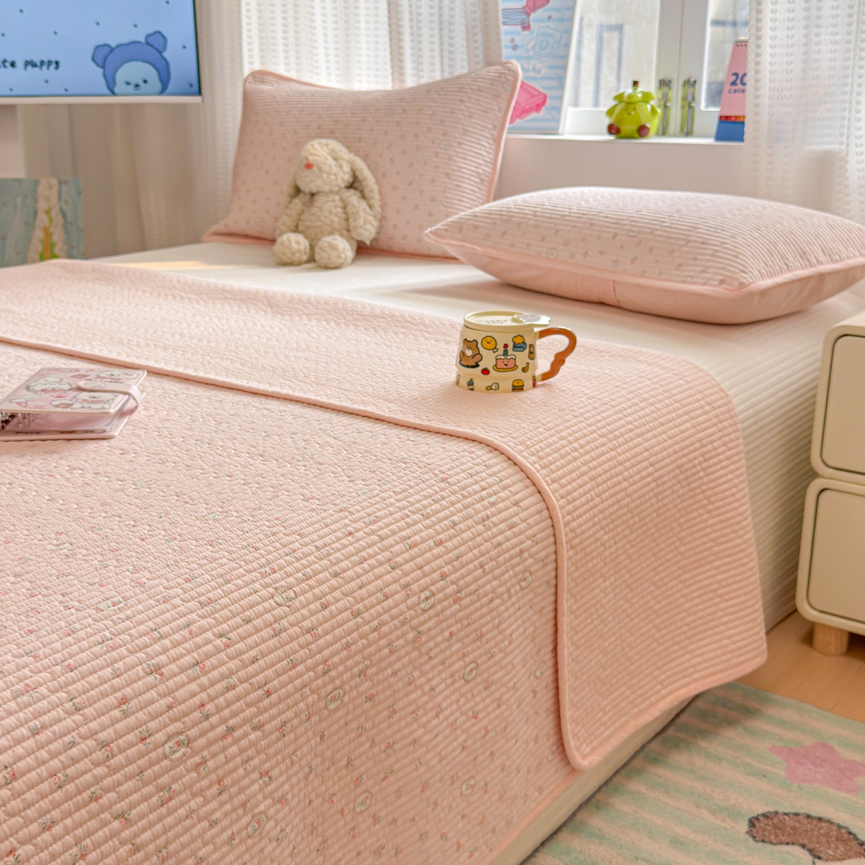 91家纺网 家纺一手货源 找家纺 雅萱家纺 2026新款双面全棉砂洗印花床盖三件套 粉色蔷薇