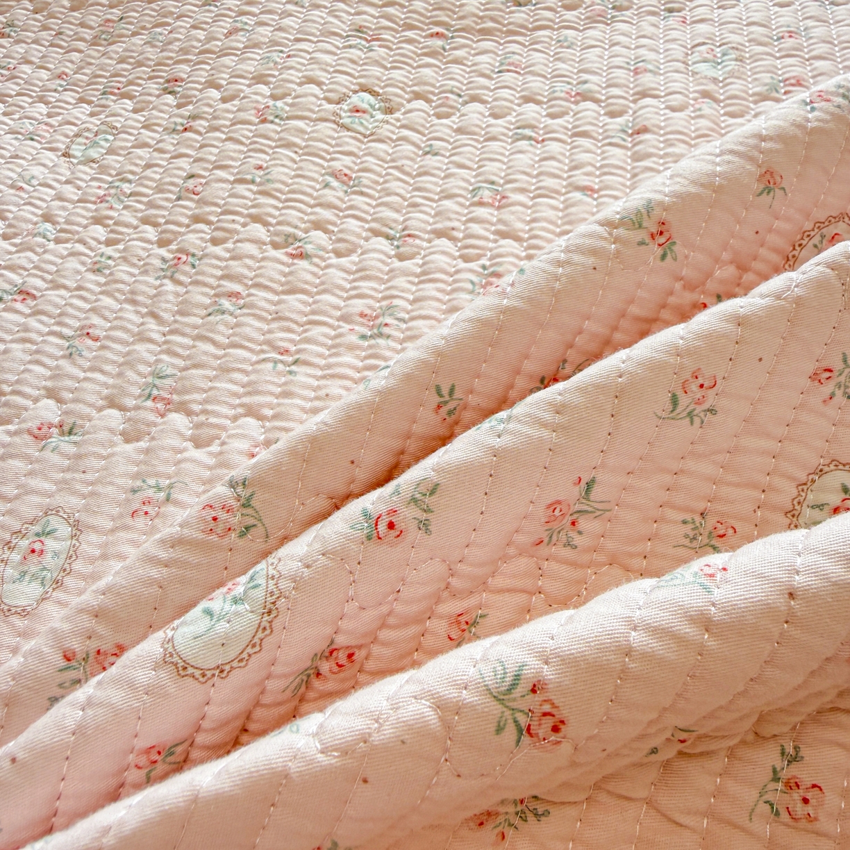 91家纺网 家纺一手货源 找家纺 雅萱家纺 2026新款双面全棉砂洗印花床盖三件套 粉色蔷薇