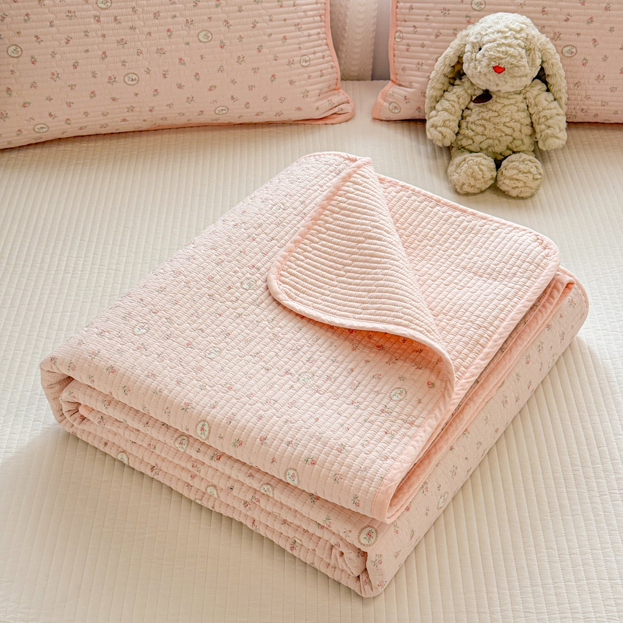 91家纺网 家纺一手货源 找家纺 雅萱家纺 2026新款双面全棉砂洗印花床盖三件套 粉色蔷薇