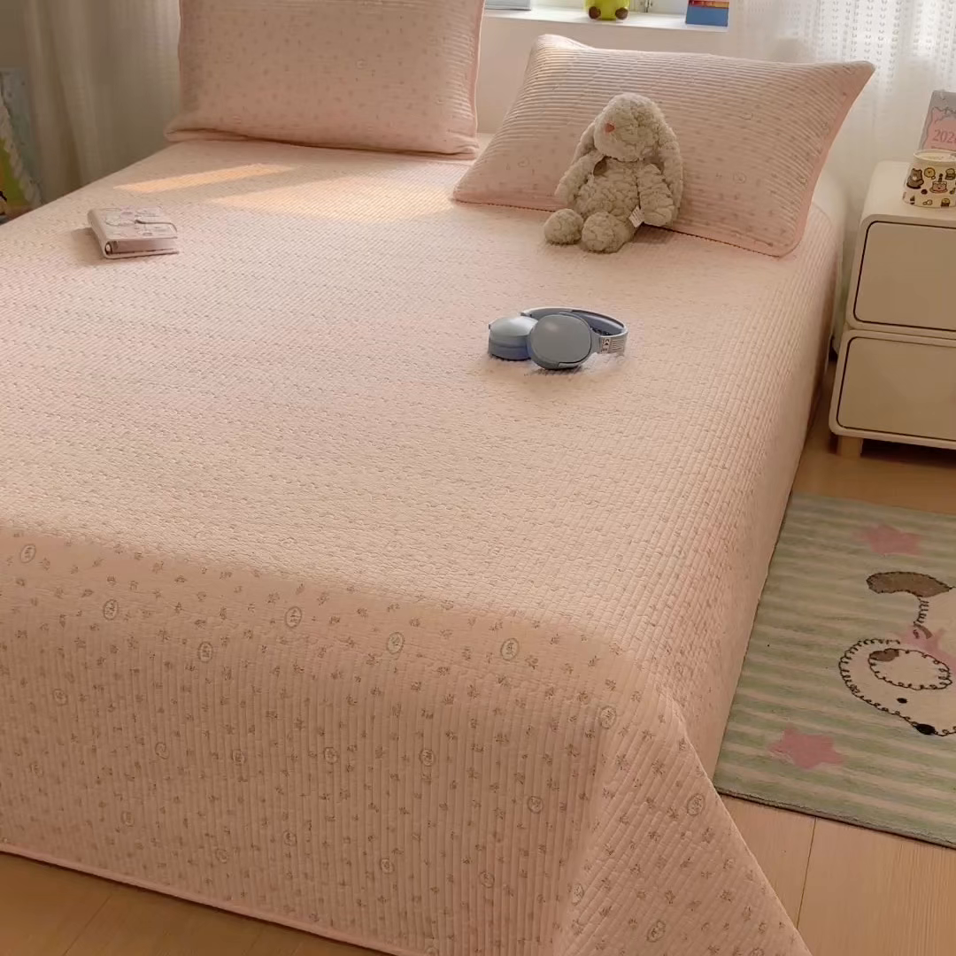 91家纺网 家纺一手货源 找家纺 雅萱家纺 2026新款双面全棉砂洗印花床盖三件套 粉色蔷薇