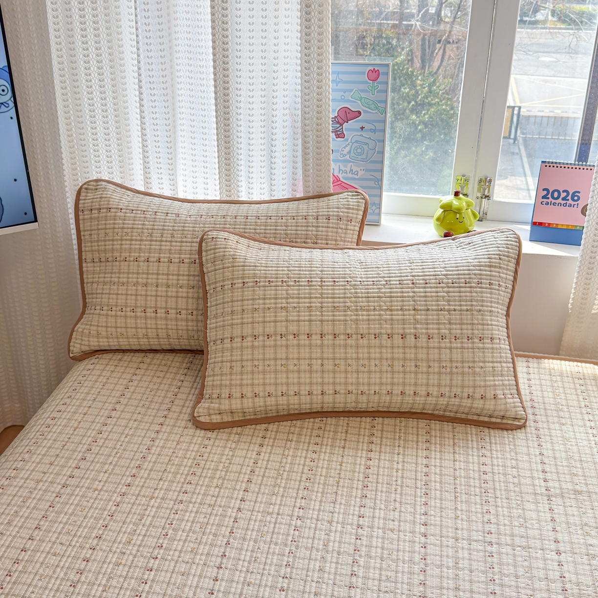 91家纺网 家纺一手货源 找家纺 雅萱家纺 2026新款双面全棉砂洗印花床盖三件套 格子樱桃