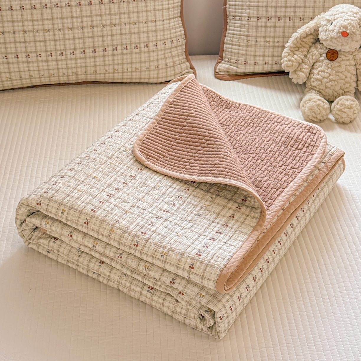 91家纺网 家纺一手货源 找家纺 雅萱家纺 2026新款双面全棉砂洗印花床盖三件套 格子樱桃