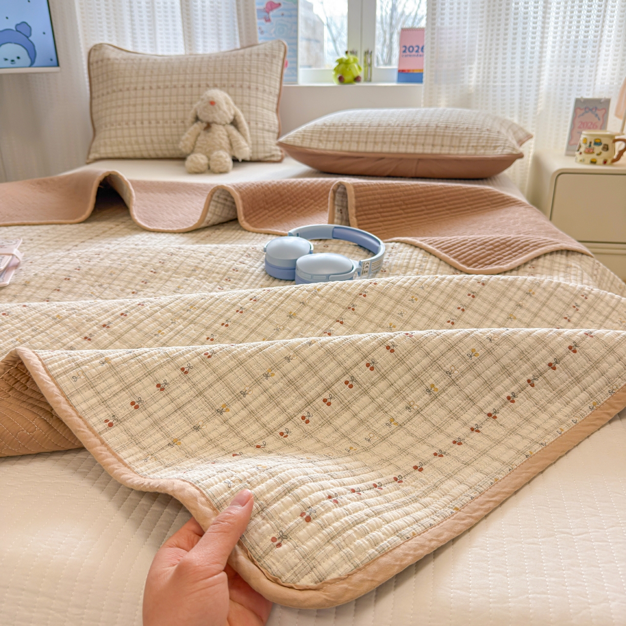 91家纺网 家纺一手货源 找家纺 雅萱家纺 2026新款双面全棉砂洗印花床盖三件套 格子樱桃