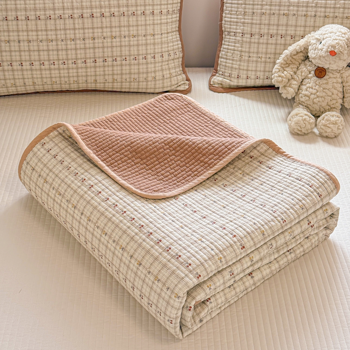 91家纺网 家纺一手货源 找家纺 雅萱家纺 2026新款双面全棉砂洗印花床盖三件套 格子樱桃