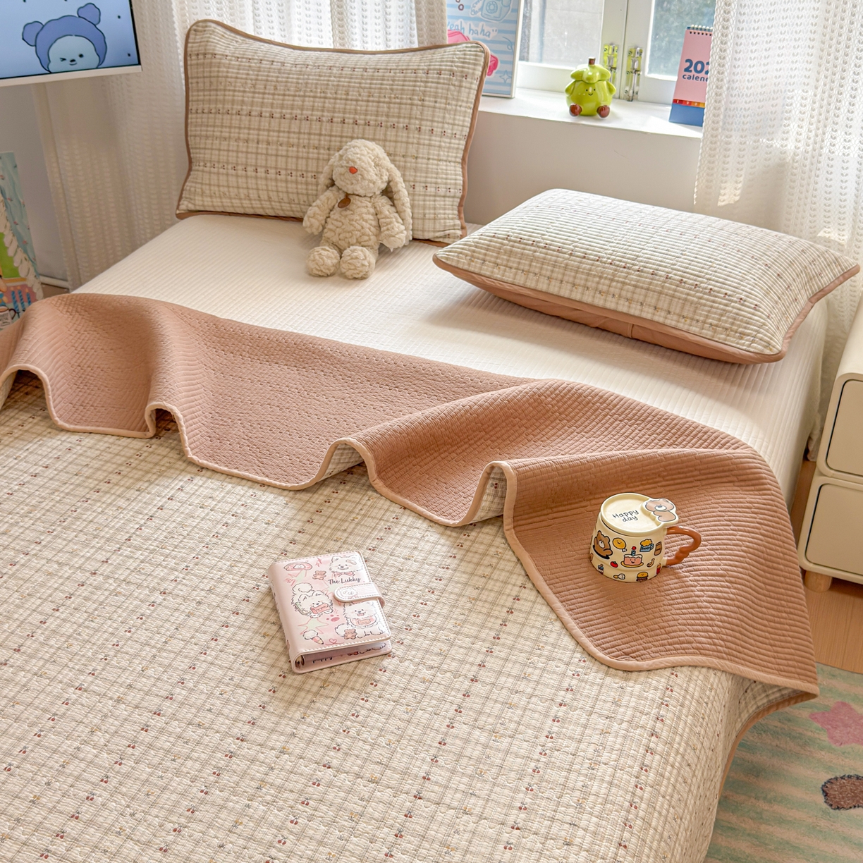 91家纺网 家纺一手货源 找家纺 雅萱家纺 2026新款双面全棉砂洗印花床盖三件套 格子樱桃