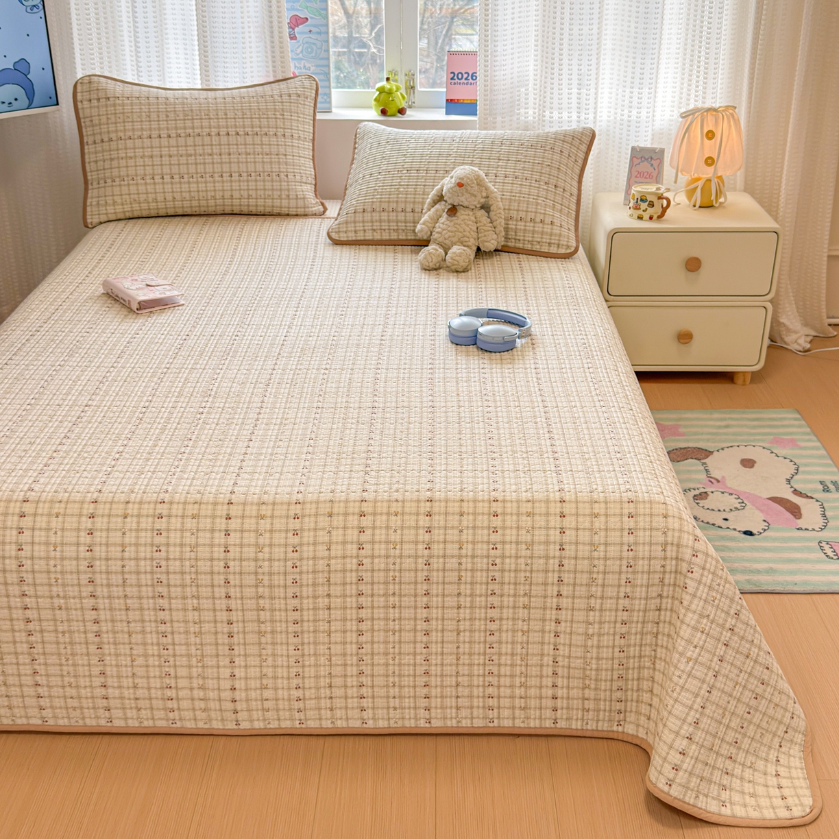 91家纺网 家纺一手货源 找家纺 雅萱家纺 2026新款双面全棉砂洗印花床盖三件套 格子樱桃