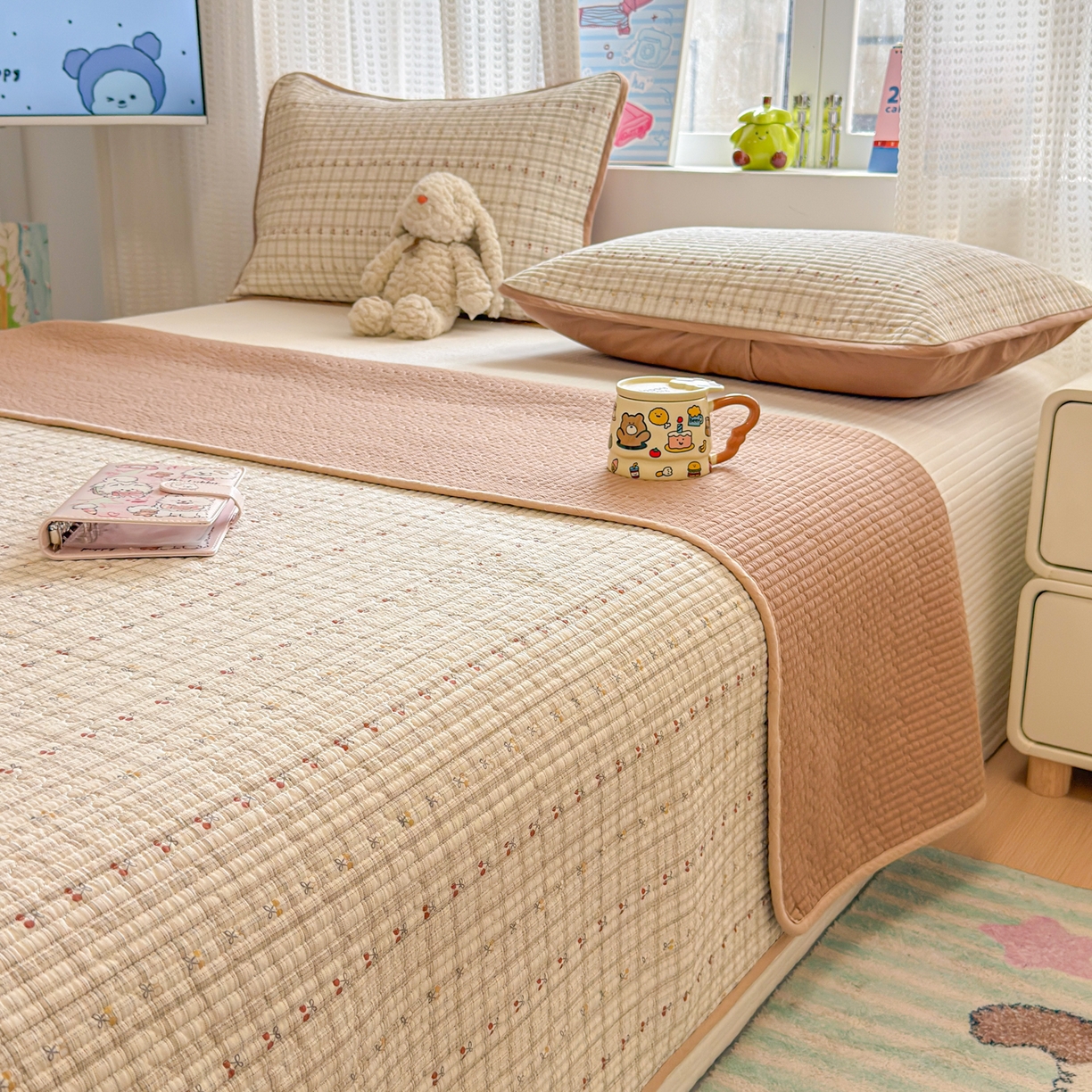 91家纺网 家纺一手货源 找家纺 雅萱家纺 2026新款双面全棉砂洗印花床盖三件套 格子樱桃