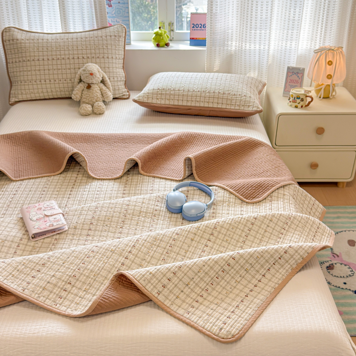 91家纺网 家纺一手货源 找家纺 雅萱家纺 2026新款双面全棉砂洗印花床盖三件套 格子樱桃