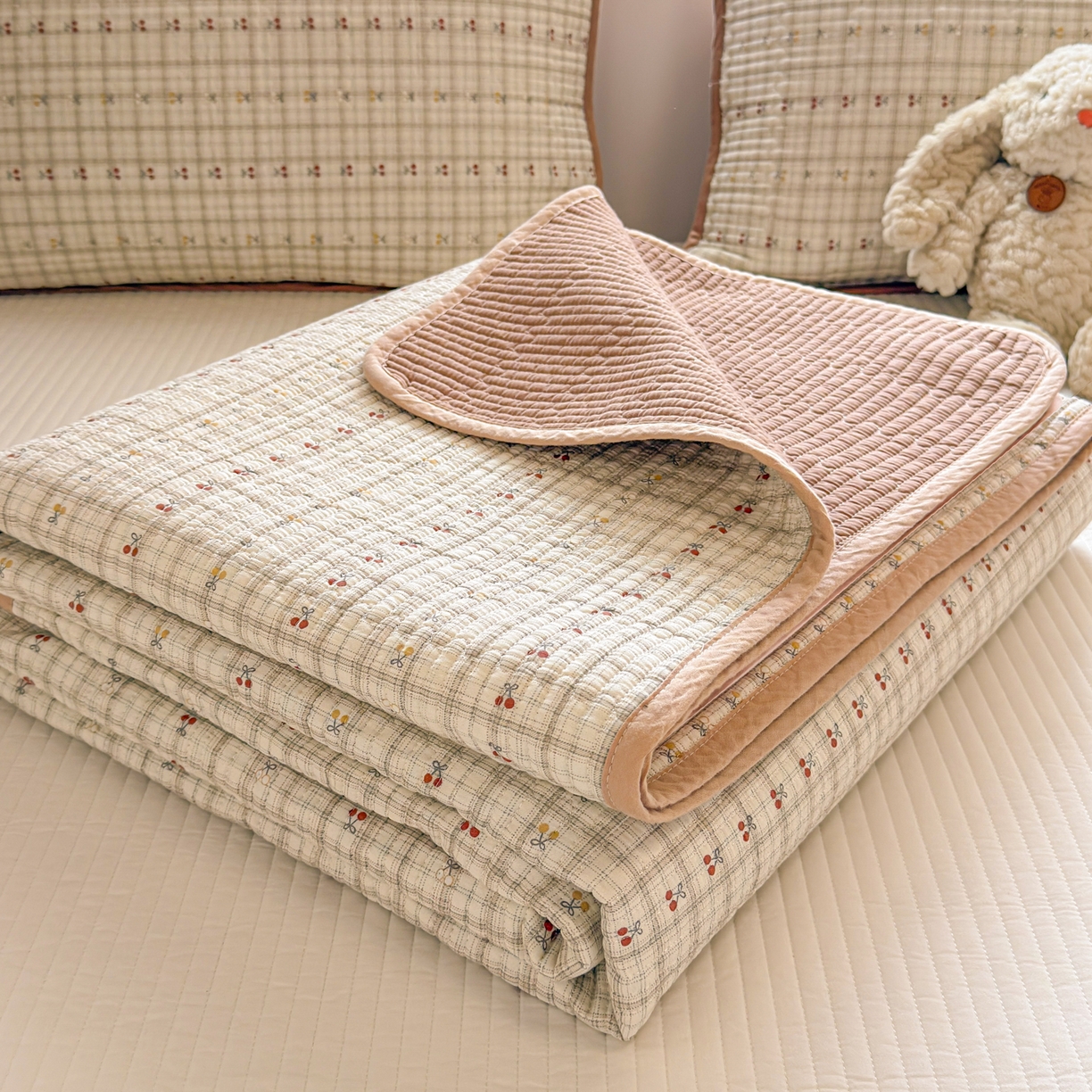 91家纺网 家纺一手货源 找家纺 雅萱家纺 2026新款双面全棉砂洗印花床盖三件套 格子樱桃