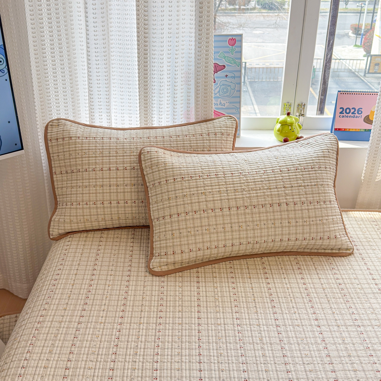 91家纺网 家纺一手货源 找家纺 雅萱家纺 2026新款双面全棉砂洗印花床盖三件套 格子樱桃