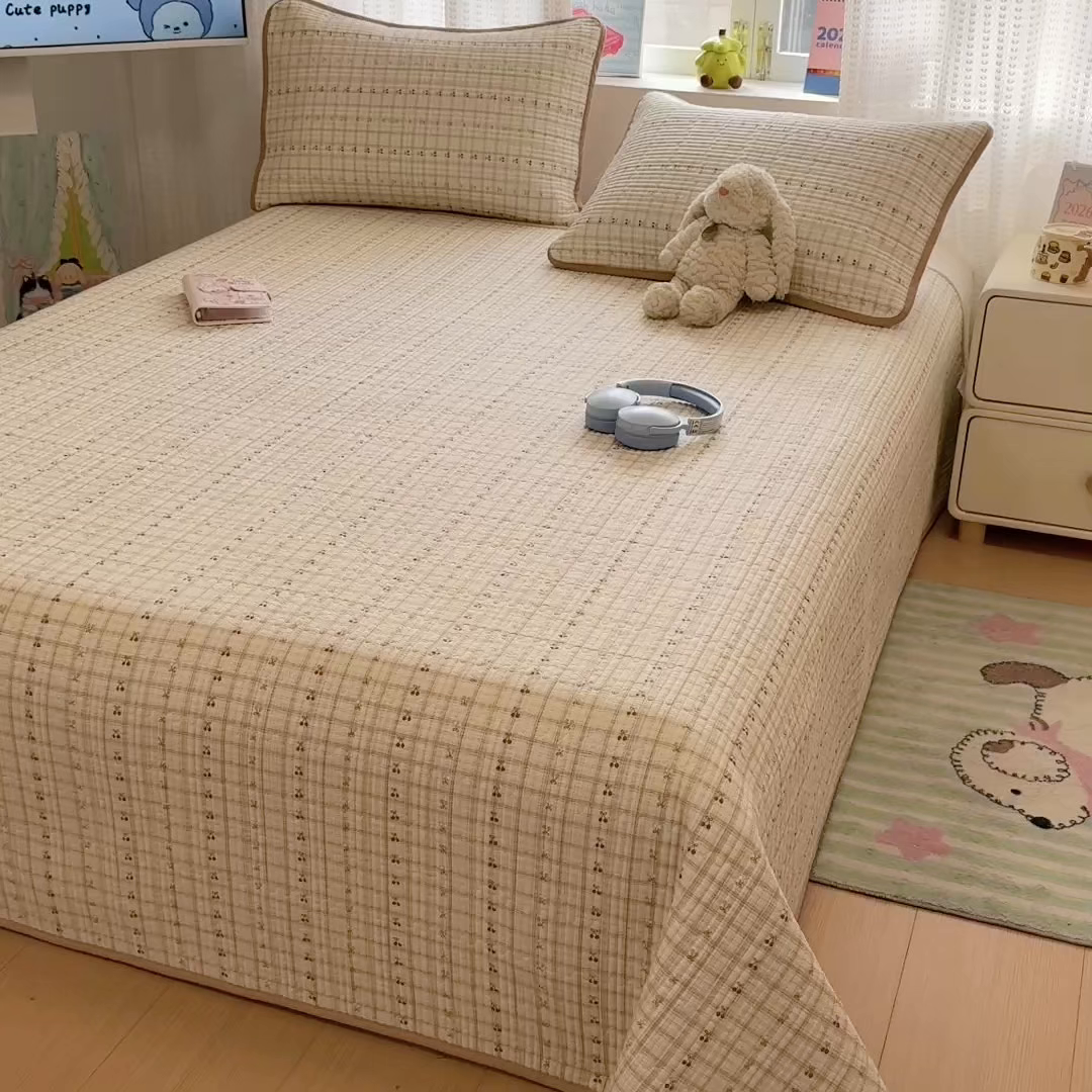 91家纺网 家纺一手货源 找家纺 雅萱家纺 2026新款双面全棉砂洗印花床盖三件套 格子樱桃