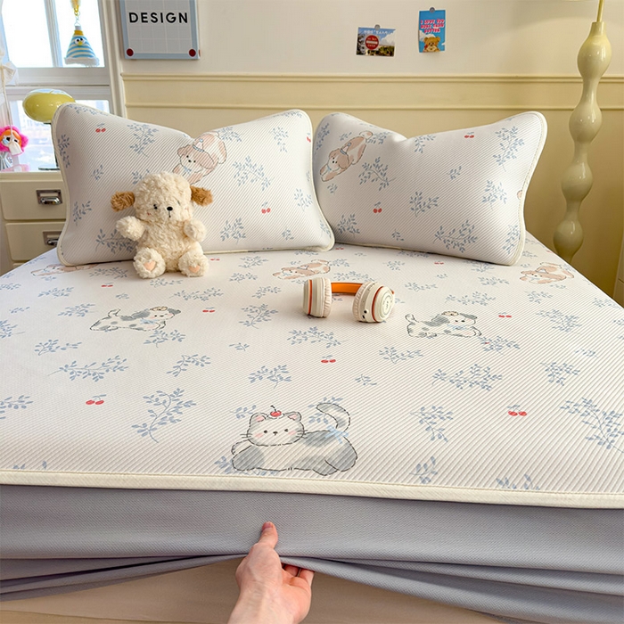 91家纺网 家纺一手货源 找家纺 几禾 2026新款卡通印花凉感凉豆豆凉席系列 樱桃泡泡狗--床笠款