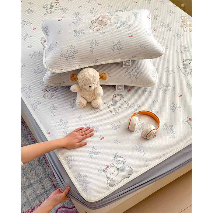 91家纺网 家纺一手货源 找家纺 几禾 2026新款卡通印花凉感凉豆豆凉席系列 樱桃泡泡狗--床笠款