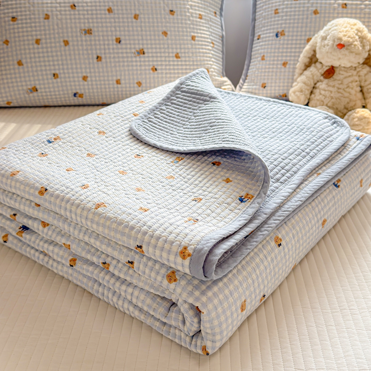 91家纺网 家纺一手货源 找家纺 雅萱家纺 2026新款双面全棉砂洗印花床盖三件套 海盐小熊