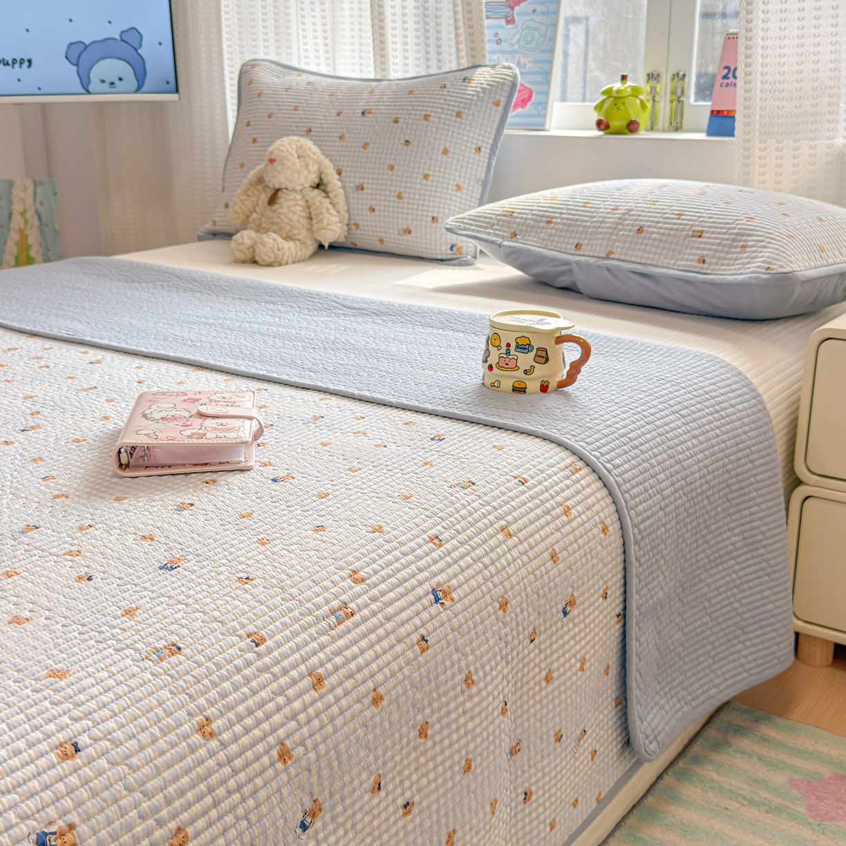 91家纺网 家纺一手货源 找家纺 雅萱家纺 2026新款双面全棉砂洗印花床盖三件套 海盐小熊