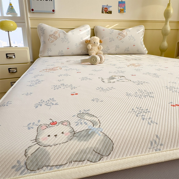 91家纺网 家纺一手货源 找家纺 几禾 2026新款卡通印花凉感凉豆豆凉席系列 樱桃泡泡狗--床笠款