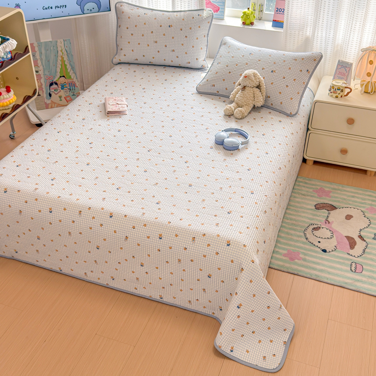 91家纺网 家纺一手货源 找家纺 雅萱家纺 2026新款双面全棉砂洗印花床盖三件套 海盐小熊