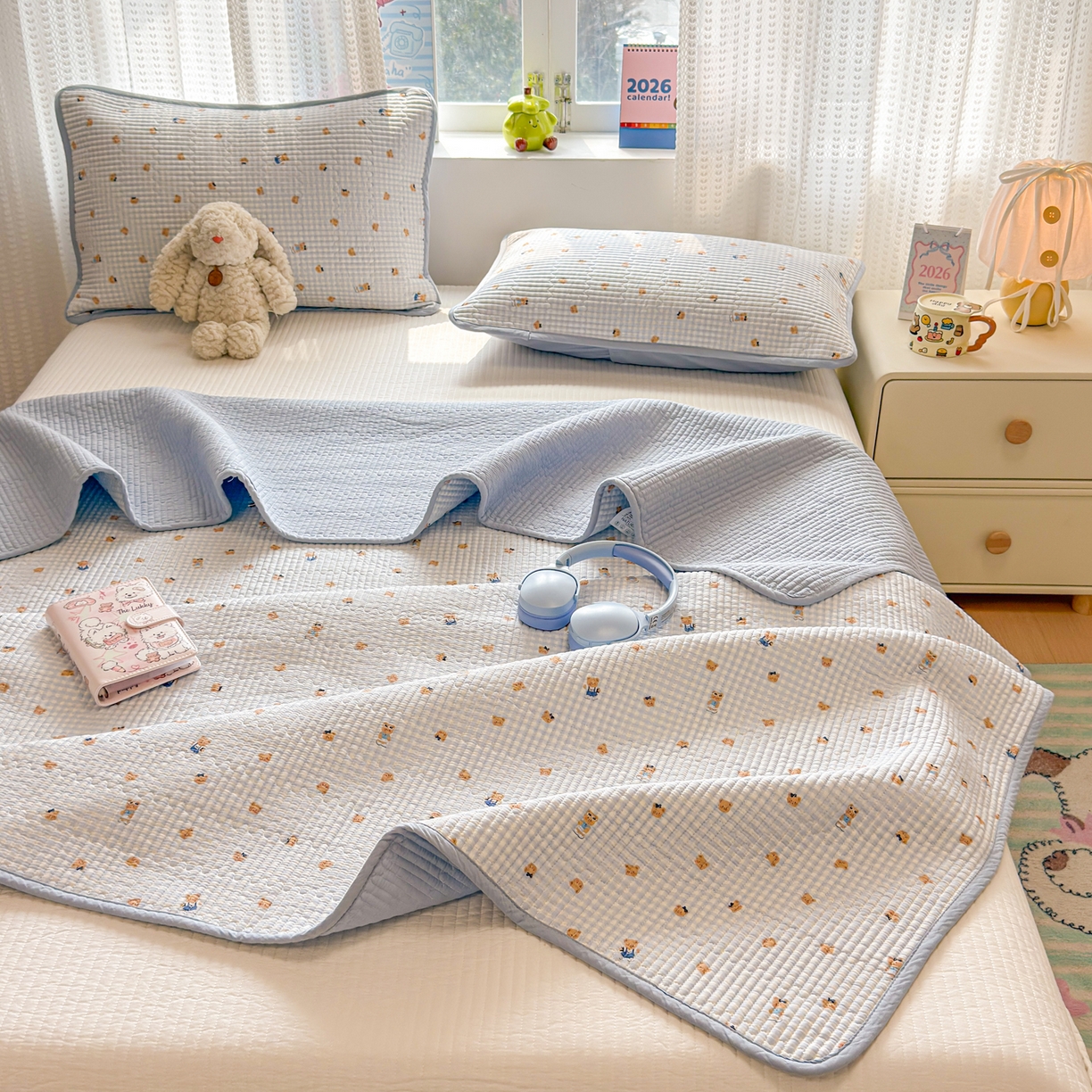 91家纺网 家纺一手货源 找家纺 雅萱家纺 2026新款双面全棉砂洗印花床盖三件套 海盐小熊